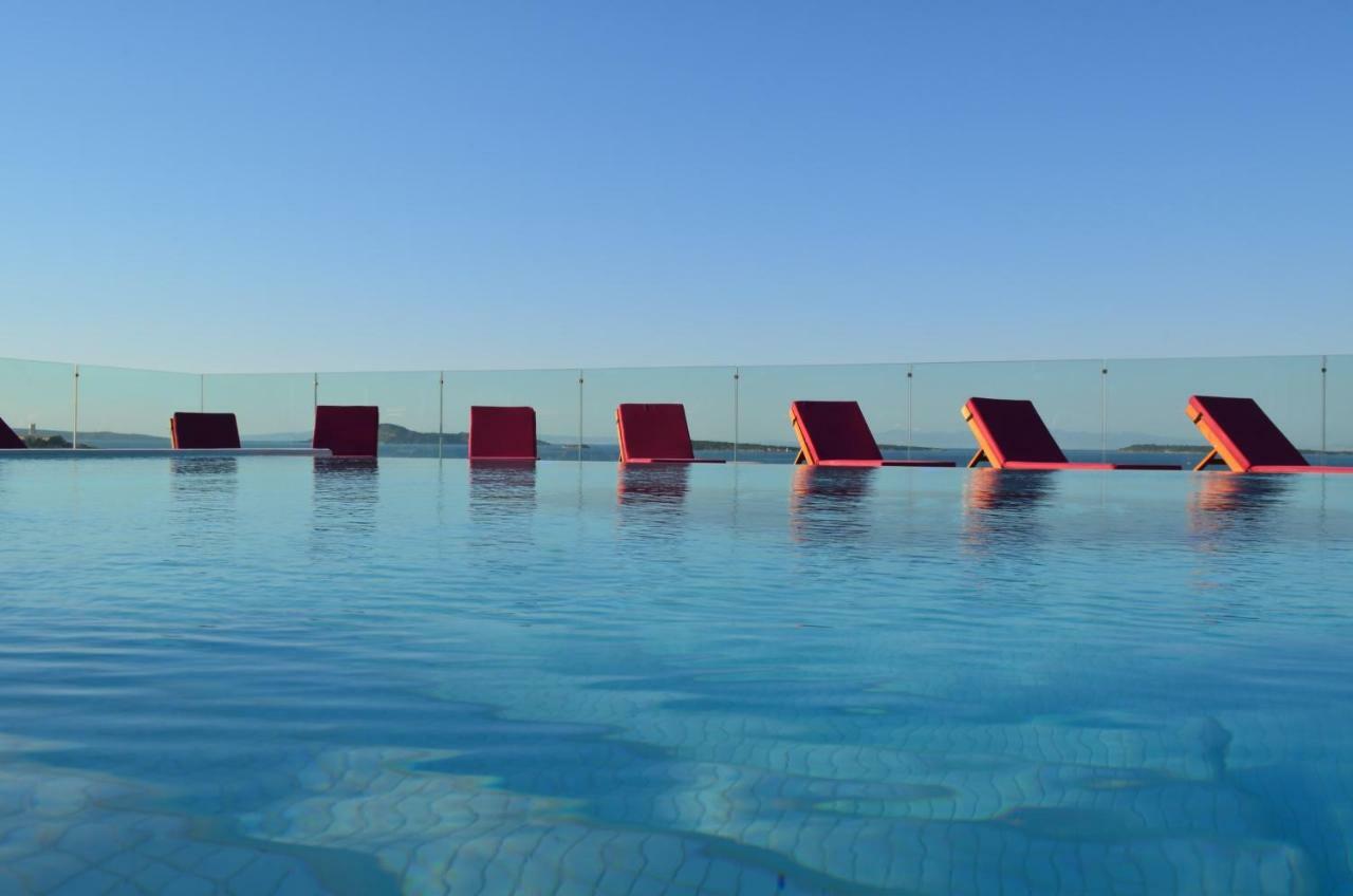 Ferush Hotel *